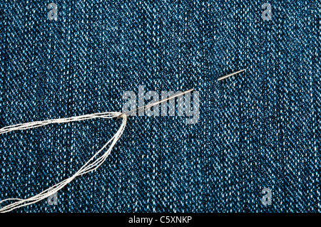 Thread auf Blue Jeans-material Stockfoto