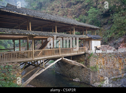 Südchina, in der Nähe von Guilin Holzbrücke über den Bergfluss Stockfoto