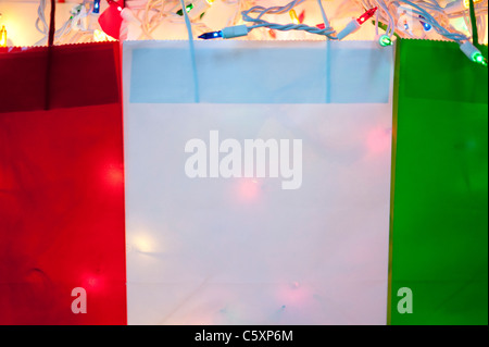 Bunte Weihnachts-Taschen gefüllt mit Weihnachtsbeleuchtung Stockfoto