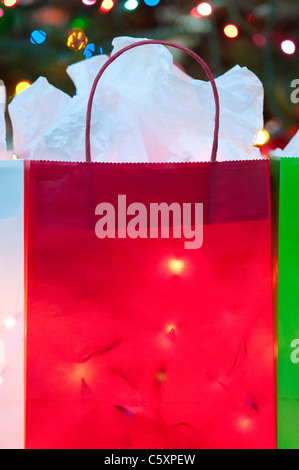 Bunte Weihnachts-Taschen gefüllt mit Weihnachtsbeleuchtung Stockfoto