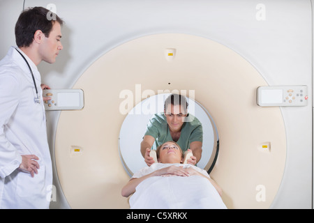 Krankenpfleger, die Vorbereitung der Patienten für CT-scan Stockfoto