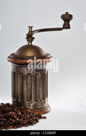 Kaffeebohnen und grinder Stockfoto