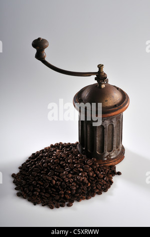 Kaffeebohnen und grinder Stockfoto
