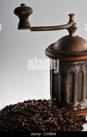 Kaffeebohnen und grinder Stockfoto