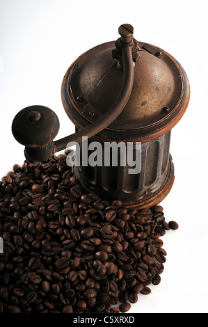 Kaffeebohnen und grinder Stockfoto