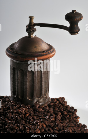 Kaffeebohnen und grinder Stockfoto