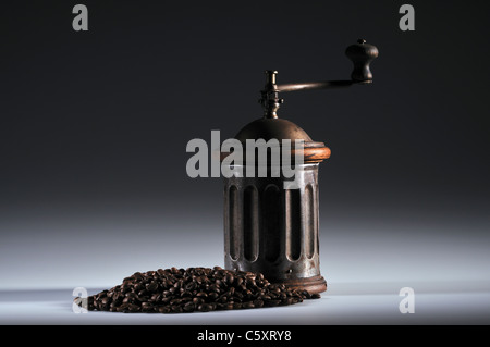 Kaffeebohnen und grinder Stockfoto