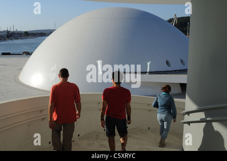 Turm "Niemeyer-Center" in der Ría von AVILÉS. Principado de Asturias. Spanien Stockfoto