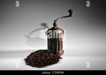 Kaffeebohnen und grinder Stockfoto