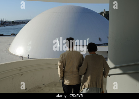 Turm "Niemeyer-Center" in der Ría von AVILÉS. Principado de Asturias. Spanien Stockfoto