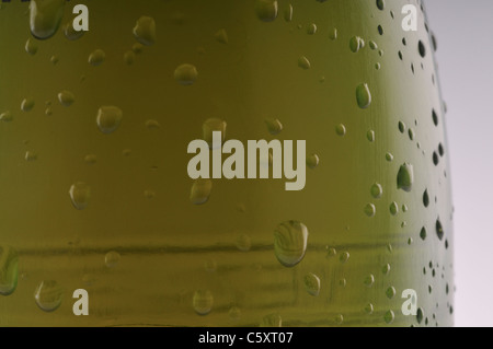 grüne Bierflasche mit Wassertropfen Stockfoto