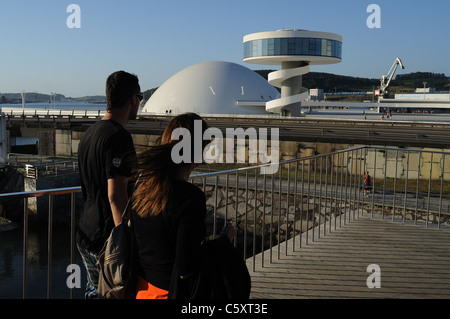 Zugangsbrücke Niemeyer-Center in der Ría von AVILÉS. Principado de Asturias. Spanien Stockfoto