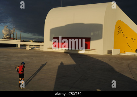 Auditorium "Niemeyer-Center" in der Ría von AVILÉS. Principado de Asturias. Spanien Stockfoto