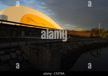 Auditorium "Niemeyer-Center" in der Ría von AVILÉS. Principado de Asturias. Spanien Stockfoto