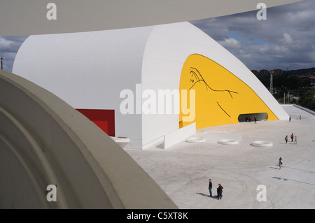 Turm "Niemeyer-Center" in der Ría von AVILÉS. Principado de Asturias. Spanien Stockfoto