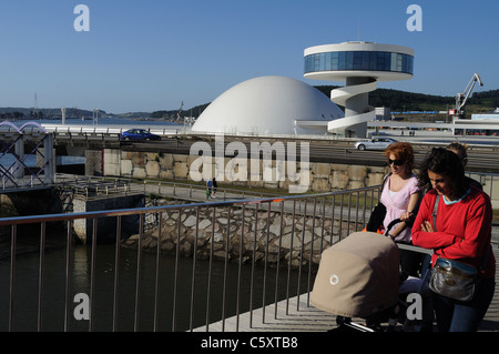 Zugangsbrücke Niemeyer-Center in der Ría von AVILÉS. Principado de Asturias. Spanien Stockfoto