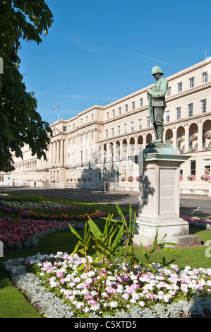 Burenkrieg Memorial mit den städtischen Ämtern in der Promenade in Cheltenham, Gloucestershire. Stockfoto