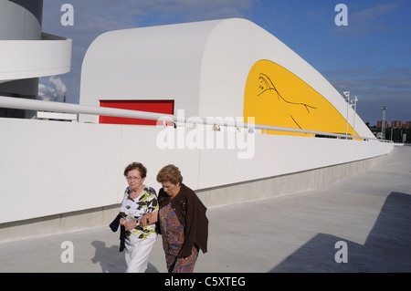 Auditorium "Niemeyer-Center" in der Ría von AVILÉS. Principado de Asturias. Spanien Stockfoto