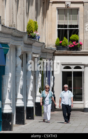 Die weiße Frau Skulpturen rund um die Gebäude in Montpellier Walk in der Kurstadt Cheltenham. Stockfoto