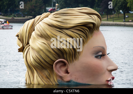Eine "Meerjungfrau" Skulptur von Oliver Voss wird auf Alstersee gesehen. Stockfoto