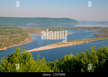 Blick auf die Wolga und Zelenenky Insel von Aussichtsplattform in der Nähe von Samara Stockfoto