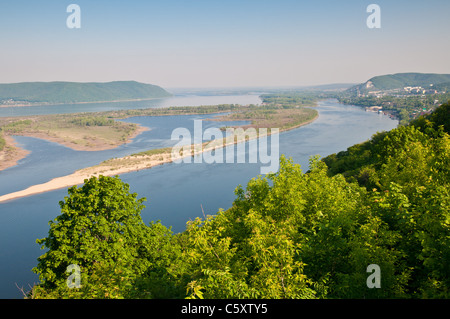 Grüne Insel und das Dorf Upravlenchesky an der Wolga in der Nähe von Samara Stockfoto