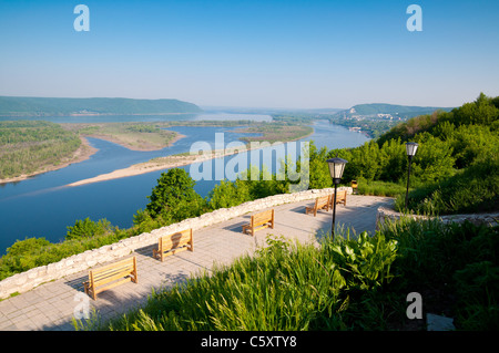Aussichtsplattform mit Blick auf die Wolga, Zhiguli Berge und Samarskaya Luka Nationalpark Stockfoto