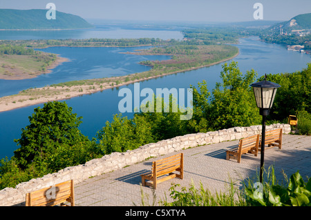 Aussichtsplattform mit Blick auf die Wolga, Zhiguli Berge und Samarskaya Luka Nationalpark Stockfoto
