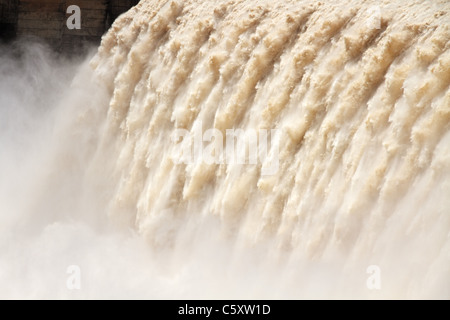 Starke fließendes Wasser mit Wasserstrahl aus der geöffneten Schleusen des einen großen Damm Stockfoto