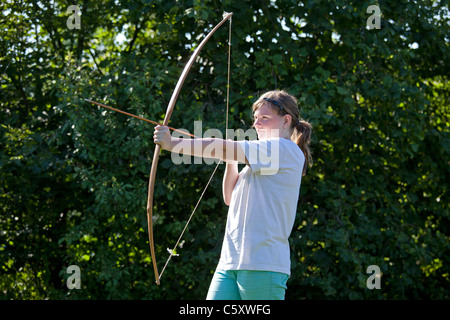 Teenager-Mädchen tun Bogenschießen Stockfoto