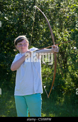 Teenager-Mädchen tun Bogenschießen Stockfoto