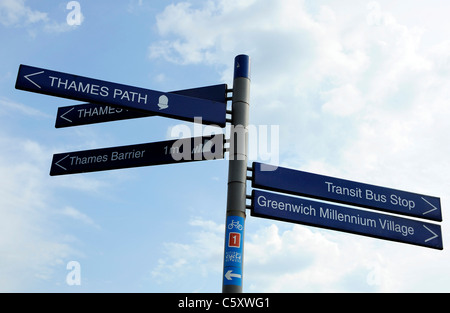 Richtung schließt Greenwich Halbinsel entlang der Themse Weg. Stockfoto