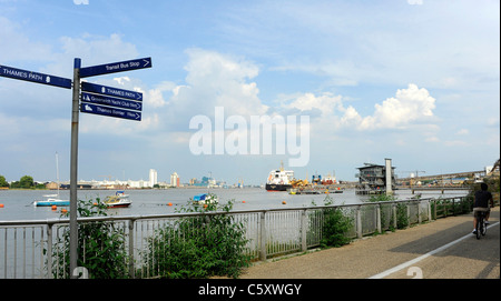 Richtung schließt Greenwich Halbinsel entlang der Themse Weg. Stockfoto