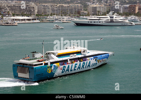 RoRo-Schnellfähre Ramon Llull Balearia DESUNTERNEHMENS betritt Eivissa-Port auf der spanischen Insel Ibiza Stockfoto