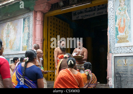 Anhänger, die Segnungen von Priestern nach der Puja Nataraja Tempel Chidambaran Tamil Nadu in Indien zu akzeptieren Stockfoto