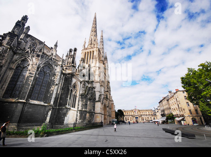 Bordeaux-Kathedrale (Cathédral Saint-André de Bordeaux) stammt aus dem 11. Jahrhundert. Im Hintergrund: Rathaus. Stockfoto