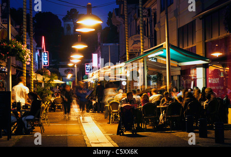 Restaurants im Freien auf Rue du Maréchal de Lattre de Tassigny, Fußgängerzone in den Badeort Arcachon, Frankreich. Stockfoto