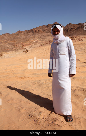 Ein Beduinenführer steht auf Sand in der Sinai Wüste, Ägypten. Stockfoto