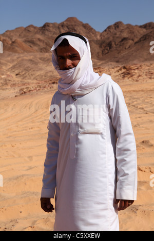 Ein Beduinenführer steht auf Sand in der Sinai Wüste, Ägypten. Stockfoto