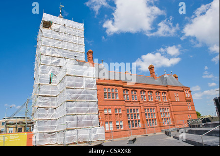 Historischen viktorianischen Pier Head Gebäude in Plastikfolie eingewickelt und während der Renovierungsarbeiten Cardiff Bay South Wales UK Gerüstbau Stockfoto