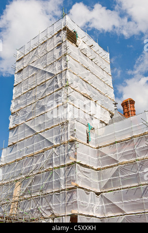 Historischen viktorianischen Pier Head Gebäude in Plastikfolie eingewickelt und während der Renovierungsarbeiten Cardiff Bay South Wales UK Gerüstbau Stockfoto