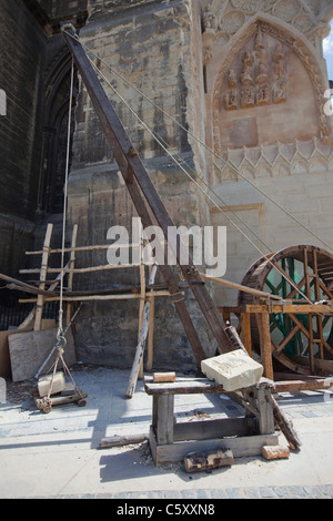 Primitive Treadwheel Kran verwendet für den Hochbau in mittelalterlichen Zeiten so wie für die Kathedrale von Reims, Frankreich 119120 Reims Stockfoto