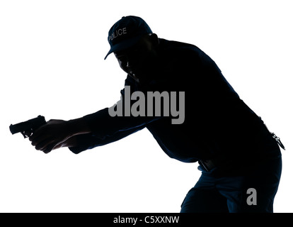 Ein Afro amerikanische Polizisten halten Pistole im Studio auf weißen Hintergrund isoliert Stockfoto