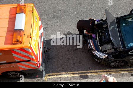RAC Streifenpolizist kümmert sich um kaputte Auto, Islington, London Stockfoto