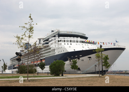 Celebrity Cruises Kreuzfahrtschiff, die Celebrity Summit in Cape Liberty Cruise Port in Bayonne, New Jersey angedockt. Stockfoto