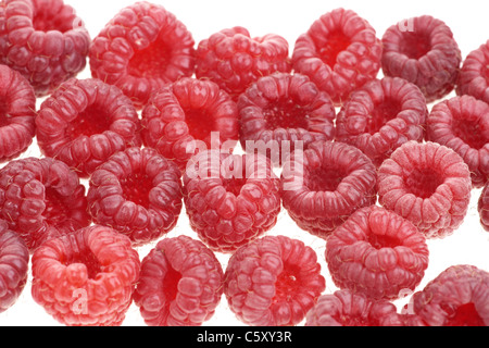 Handvoll frische Himbeeren auf weißem Hintergrund Stockfoto