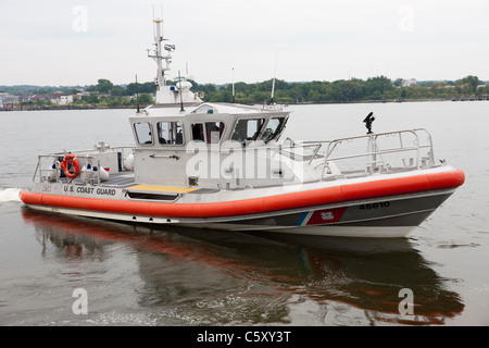 U.S. Coast Guard Antwort Boot-Medium (RB-M) fährt nach hilft ein gestrandetes Bootsfahrer auf Kill Van Kull in Bayonne, New Jersey. Stockfoto