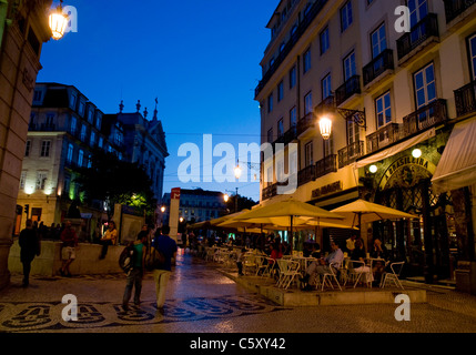 Dämmerung fällt über Café Brasileira in Rua Garrett im Chiado-Viertel Lissabons. Stockfoto