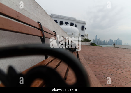 Bank in der Nähe von Paseo Las Bovedas, alte Gentechnik, Panama City, Republik von Panama, Mittelamerika Stockfoto