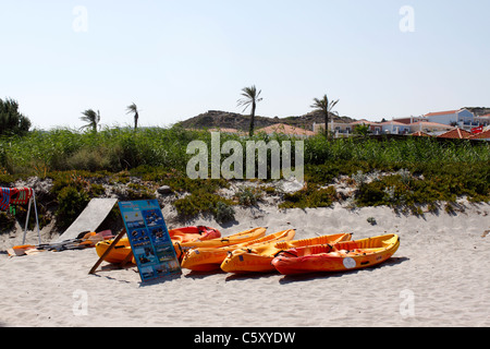 BUNTE KAJAKS AM STRAND KOS GRIECHISCHE INSEL. Stockfoto